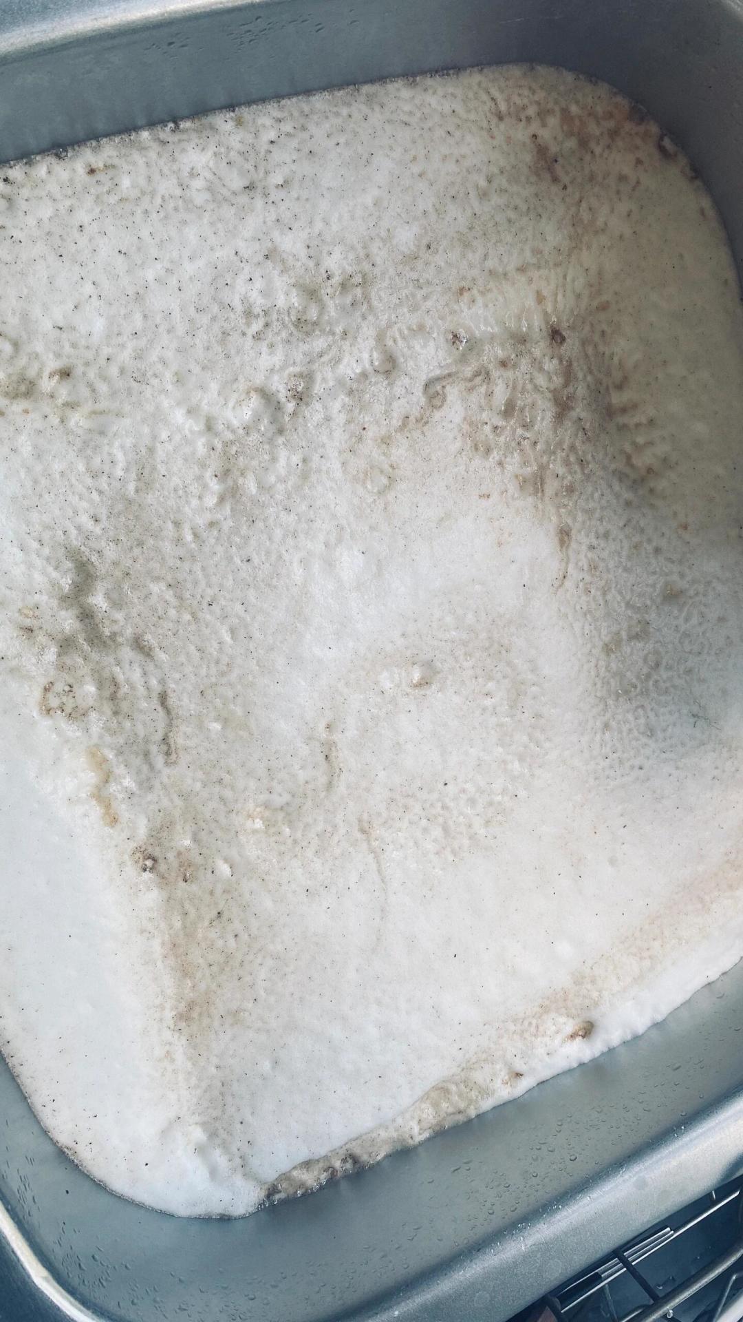 油烟机滤网泡不干净?别急着下单火碱,更别乱抄爆炸盐:先分清铝网还是钢网,再看油垢多厚,才决定上碱、上氧还是热水洗洁精