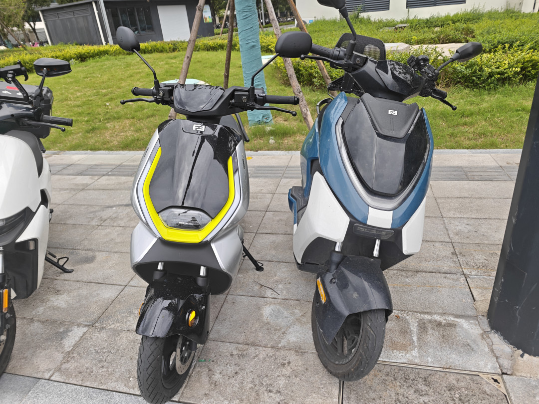 小牛拍下3399空车架,九号N370C只剩800W、极核AE3急着堆到1300W:九月电摩打得最凶的竟是三千档——金九下订前,先把落地价、额定功率、渠道、牌照四把尺子对齐