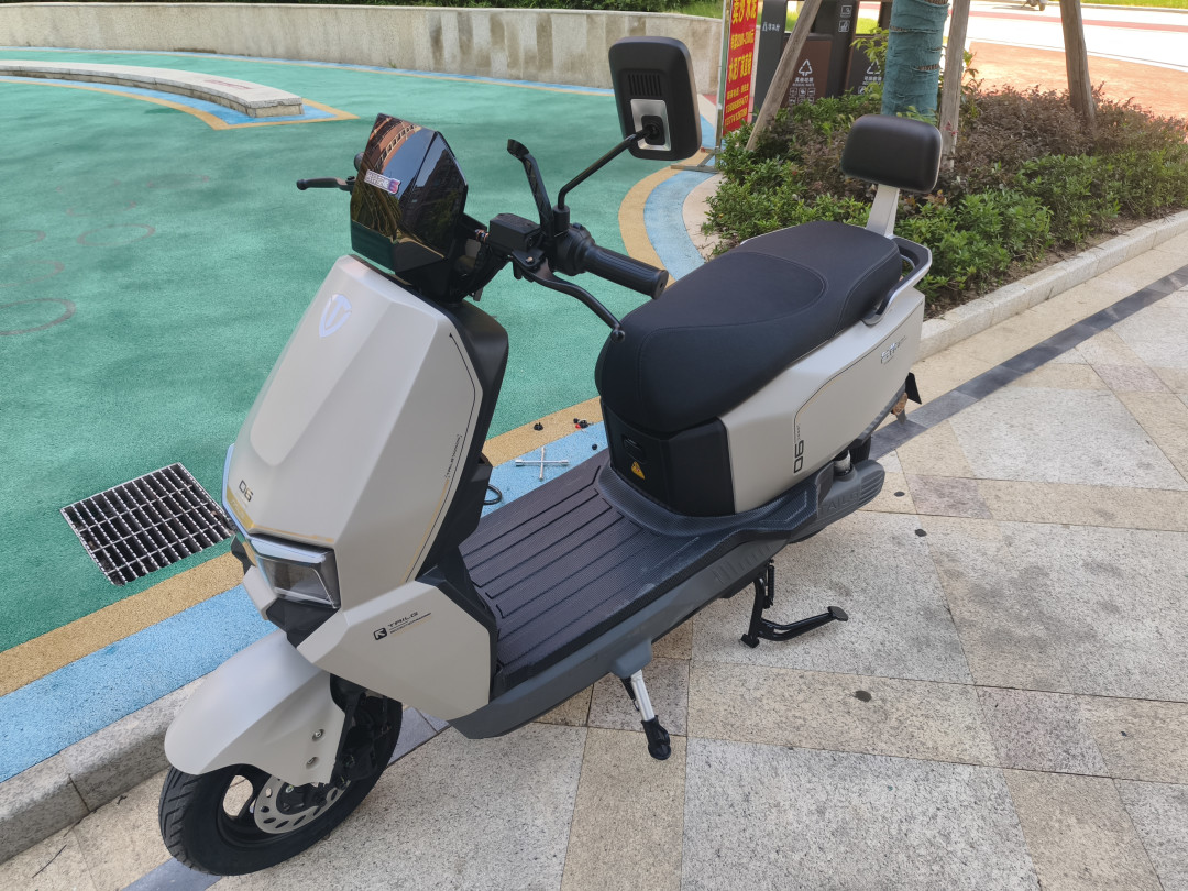 小牛拍下3399空车架,九号N370C只剩800W、极核AE3急着堆到1300W:九月电摩打得最凶的竟是三千档——金九下订前,先把落地价、额定功率、渠道、牌照四把尺子对齐
