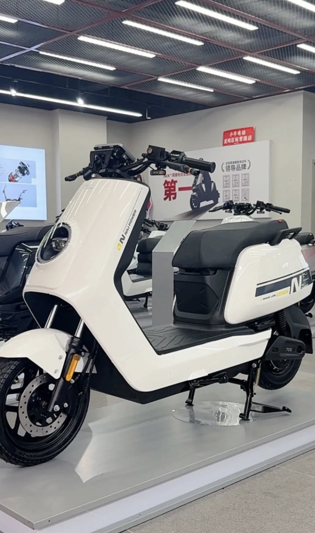 小牛拍下3399空车架,九号N370C只剩800W、极核AE3急着堆到1300W:九月电摩打得最凶的竟是三千档——金九下订前,先把落地价、额定功率、渠道、牌照四把尺子对齐