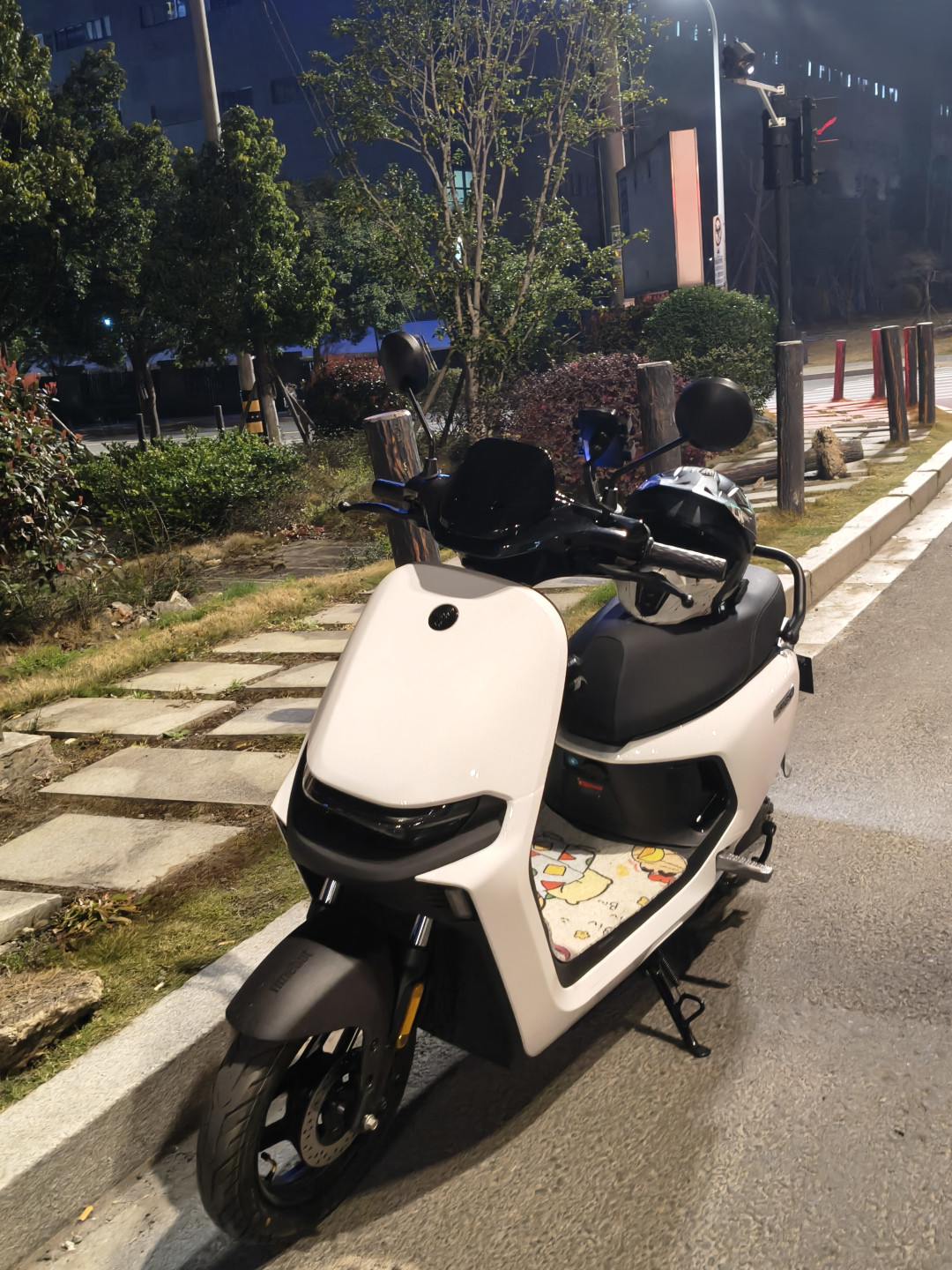 小牛拍下3399空车架,九号N370C只剩800W、极核AE3急着堆到1300W:九月电摩打得最凶的竟是三千档——金九下订前,先把落地价、额定功率、渠道、牌照四把尺子对齐