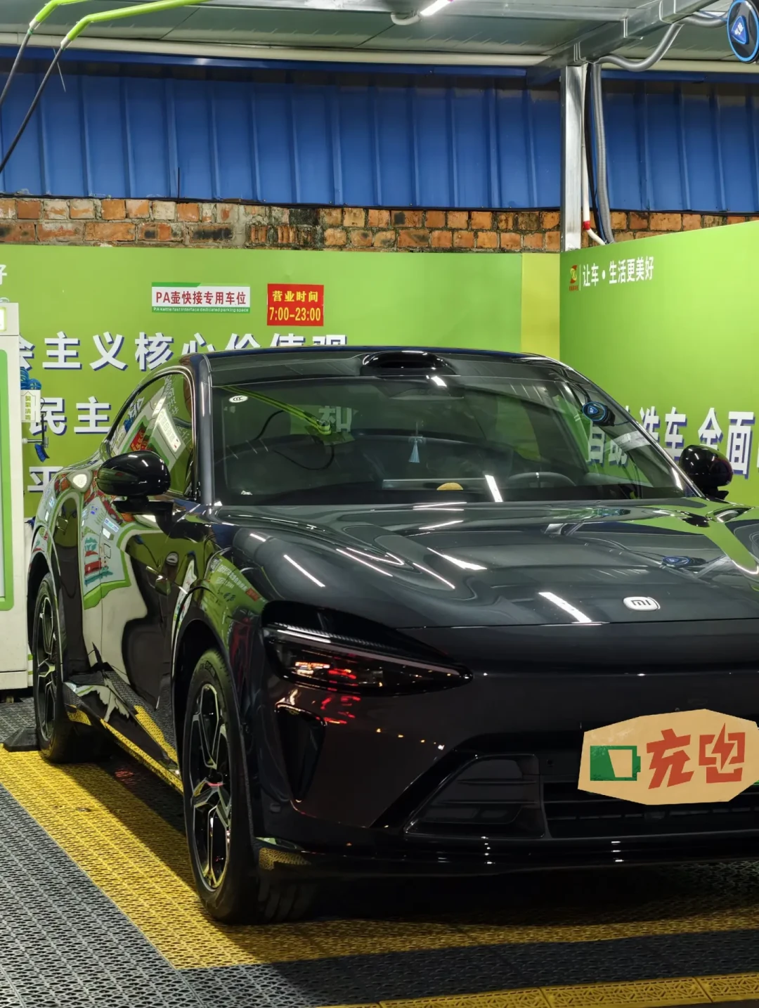 去年排队一年,这个月现车2小时提走:小米YU7的购车窗口真开了——对完官方权益、砍价话术、准新二手、口径核验四本账,谁该锁现车、谁该转二手、谁接着等,清楚了