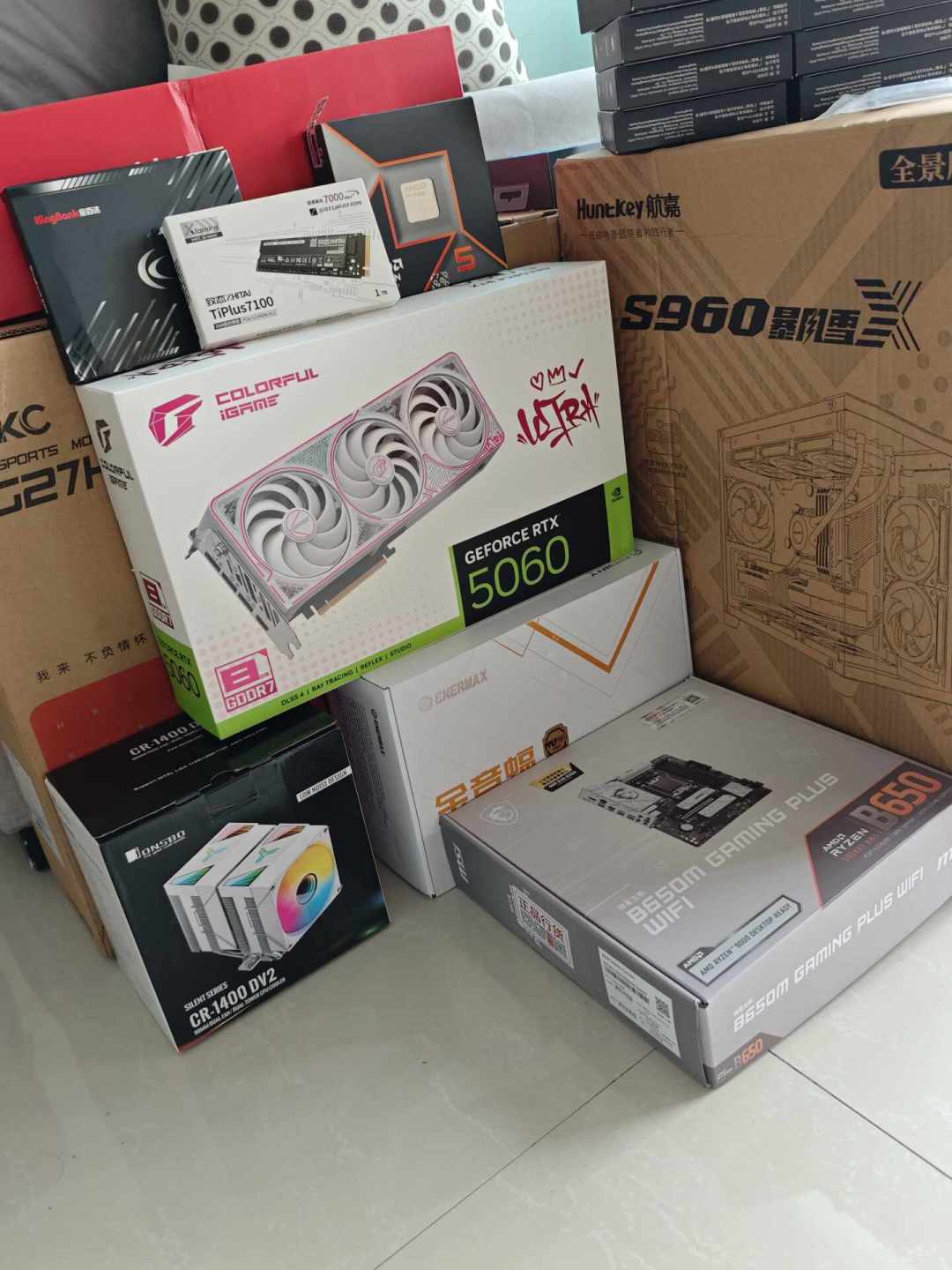 内存涨到峰值的第三个月,装机天平彻底反了:UP店DDR4整机5999、拼多多5700X+5060Ti券后5749、品牌机国补直降20%——三笔账算完,四类装机人只有两类还该坚持DIY