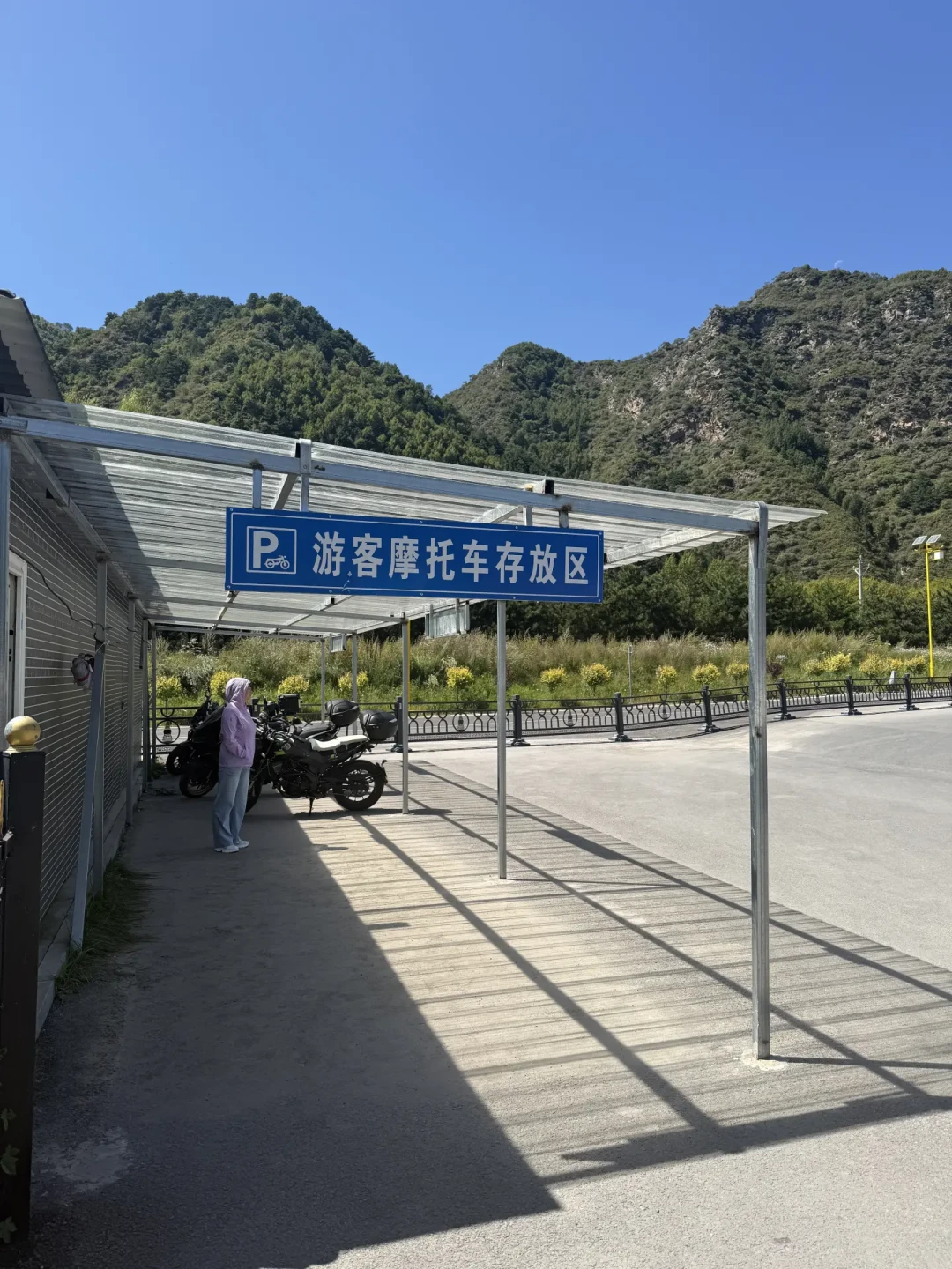 几辆无牌越野