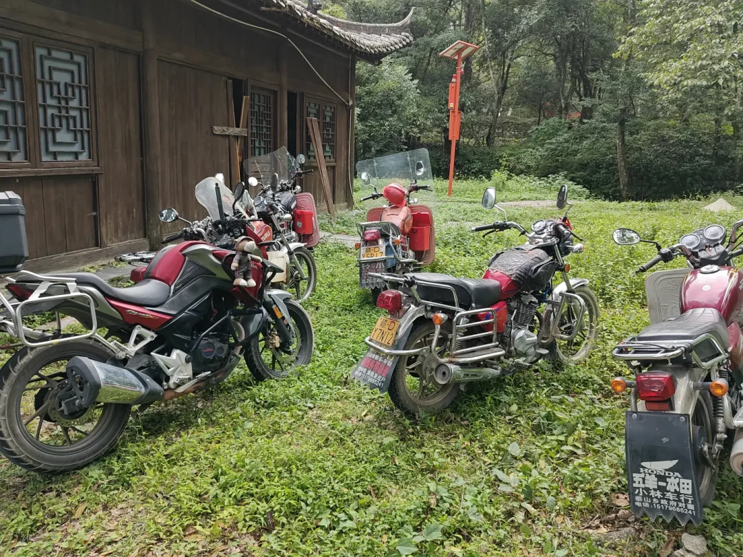 几辆无牌越野