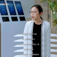 “智商税”热搜里，这个品类反而扩容了7倍：8毫克钠的瓶、5分钱的成本、30-40克的糖都被摊开了——对完30秒配料表三步法、三场景账和两类慎喝提醒，今秋这箱“囤水”理清了