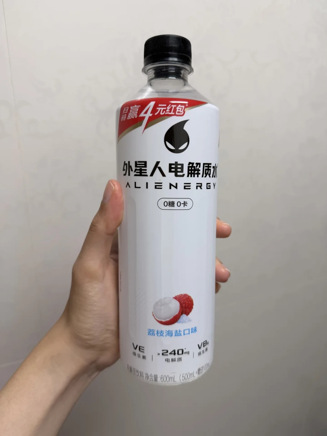 “智商税”热搜里,这个品类反而扩容了7倍:8毫克钠的瓶、5分钱的成本、30-40克的糖都被摊开了——对完30秒配料表三步法、三场景账和两类慎喝提醒,今秋这箱“囤水”理清了