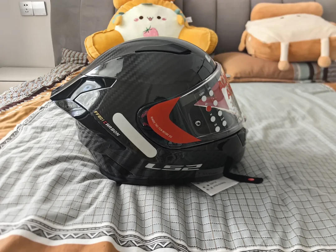 M码夹脸、L码发晃、页面说55.5该穿L？我把全网LS2试戴帖对了遍账：这四种
