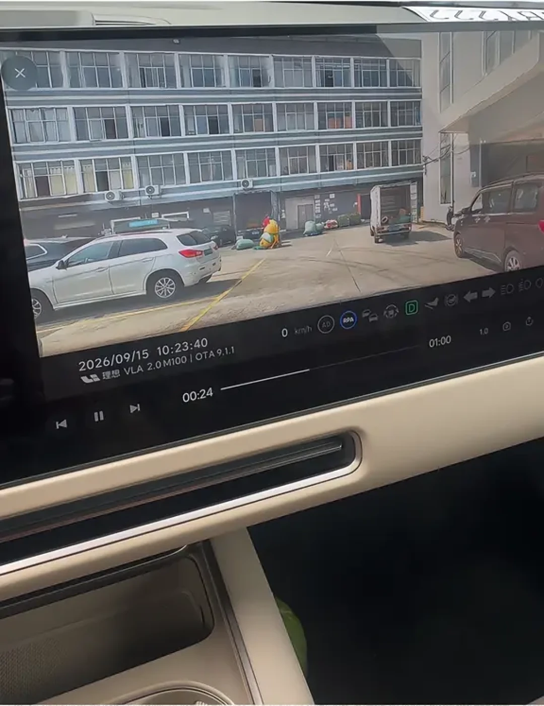 理想OTA8.6解锁「眼镜指挥泊车」:掏1999元之前,先算清车型、手机平替和那笔1195元维修报价这三笔账