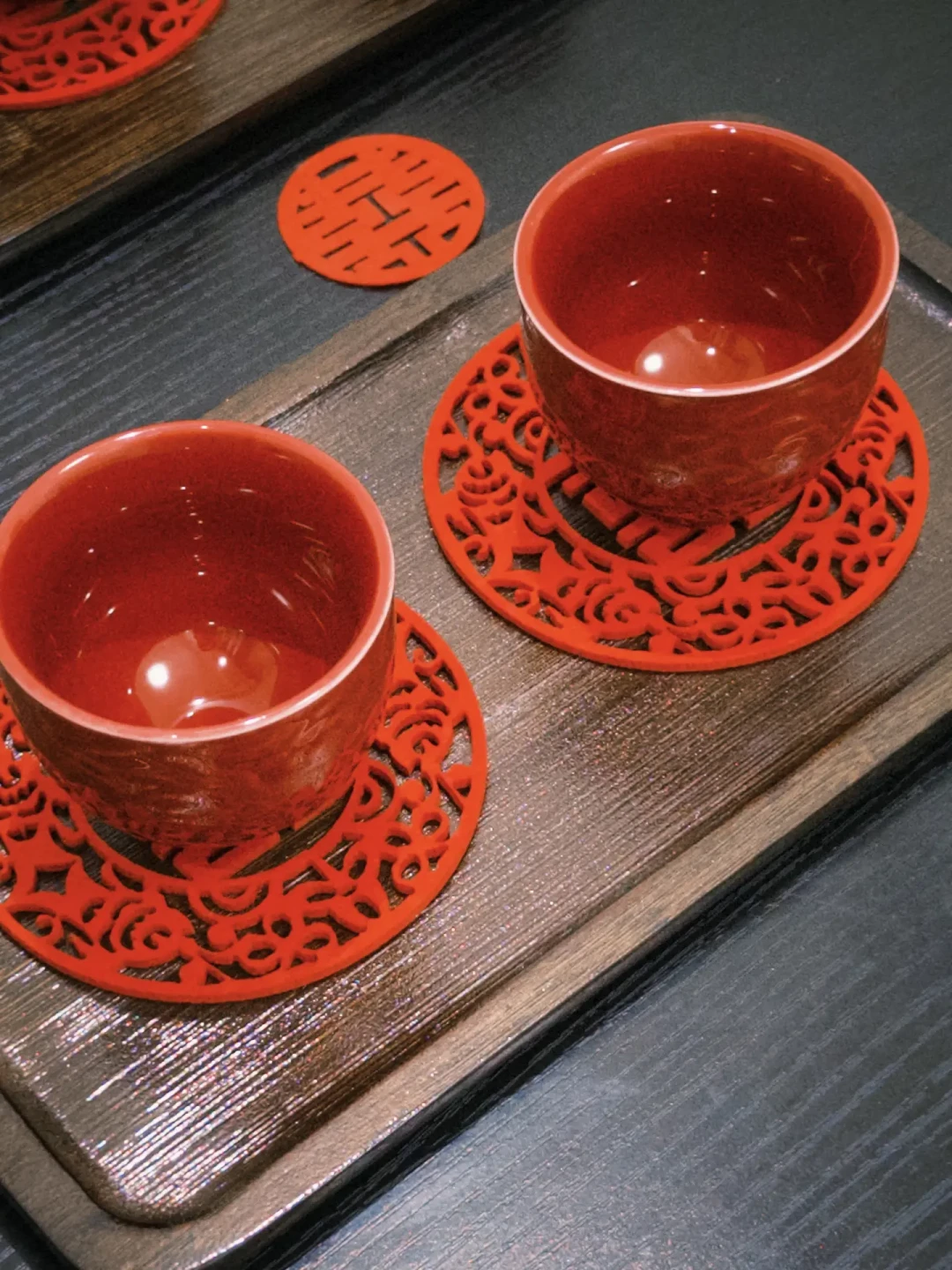 距国庆16天,婚宴上的“敬茶仗”开打:一半人在彩排“先敬谁”,一半人直接砍掉环节说“鞠躬就够了”——对完6篇央媒婚俗报道、4平台约120条敬茶帖和8条高热帖评论区,3个派系1张谱系、4句说法逐句判、1张顺序决策卡、1笔茶钱账、1笔茶具账、3类人行动卡、5条红线,国庆接亲前一次说清