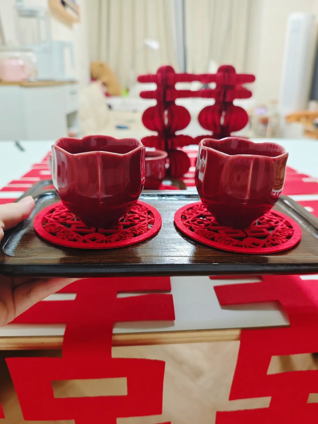 距国庆16天,婚宴上的“敬茶仗”开打:一半人在彩排“先敬谁”,一半人直接砍掉环节说“鞠躬就够了”——对完6篇央媒婚俗报道、4平台约120条敬茶帖和8条高热帖评论区,3个派系1张谱系、4句说法逐句判、1张顺序决策卡、1笔茶钱账、1笔茶具账、3类人行动卡、5条红线,国庆接亲前一次说清