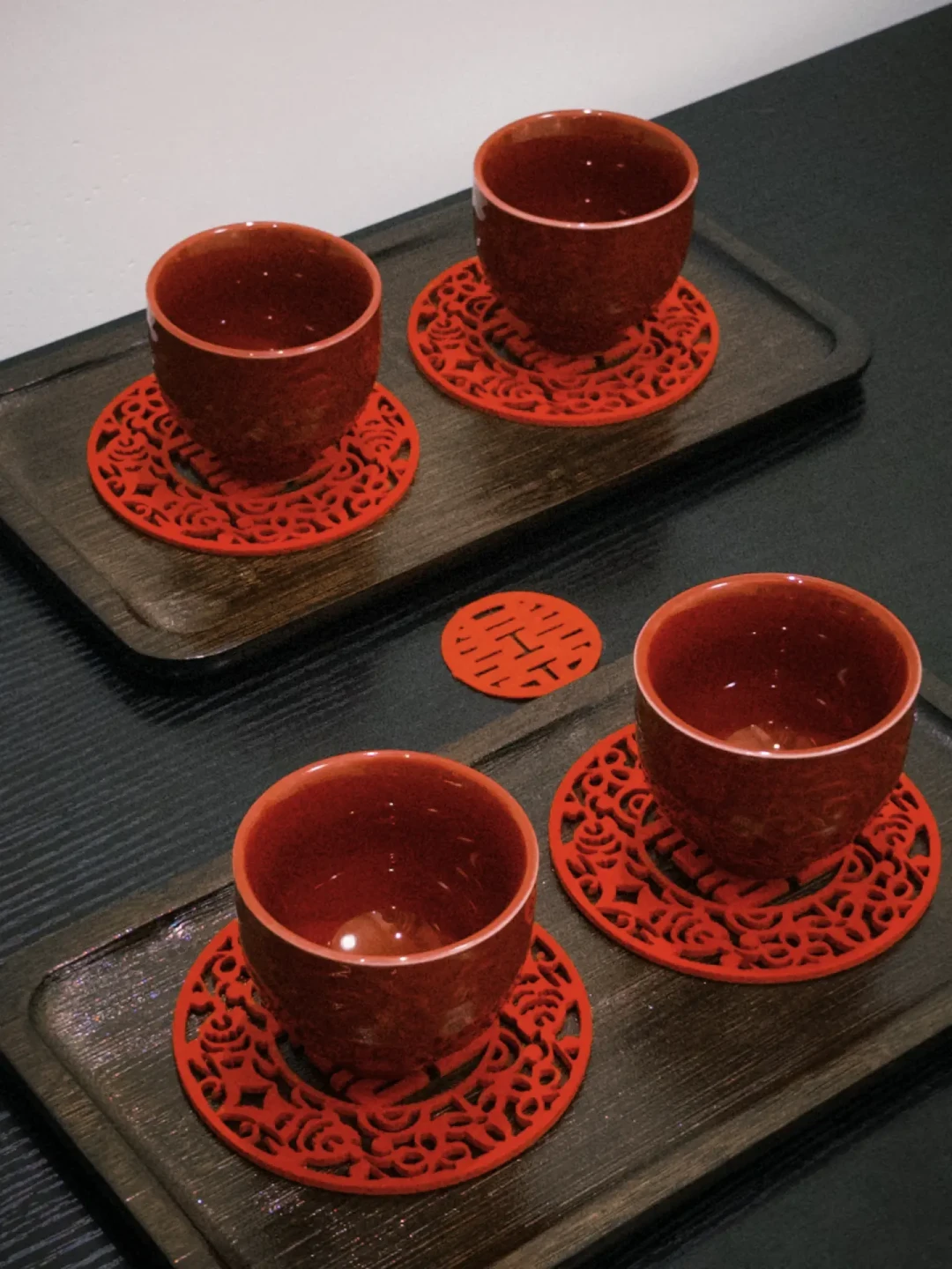 距国庆16天,婚宴上的“敬茶仗”开打:一半人在彩排“先敬谁”,一半人直接砍掉环节说“鞠躬就够了”——对完6篇央媒婚俗报道、4平台约120条敬茶帖和8条高热帖评论区,3个派系1张谱系、4句说法逐句判、1张顺序决策卡、1笔茶钱账、1笔茶具账、3类人行动卡、5条红线,国庆接亲前一次说清