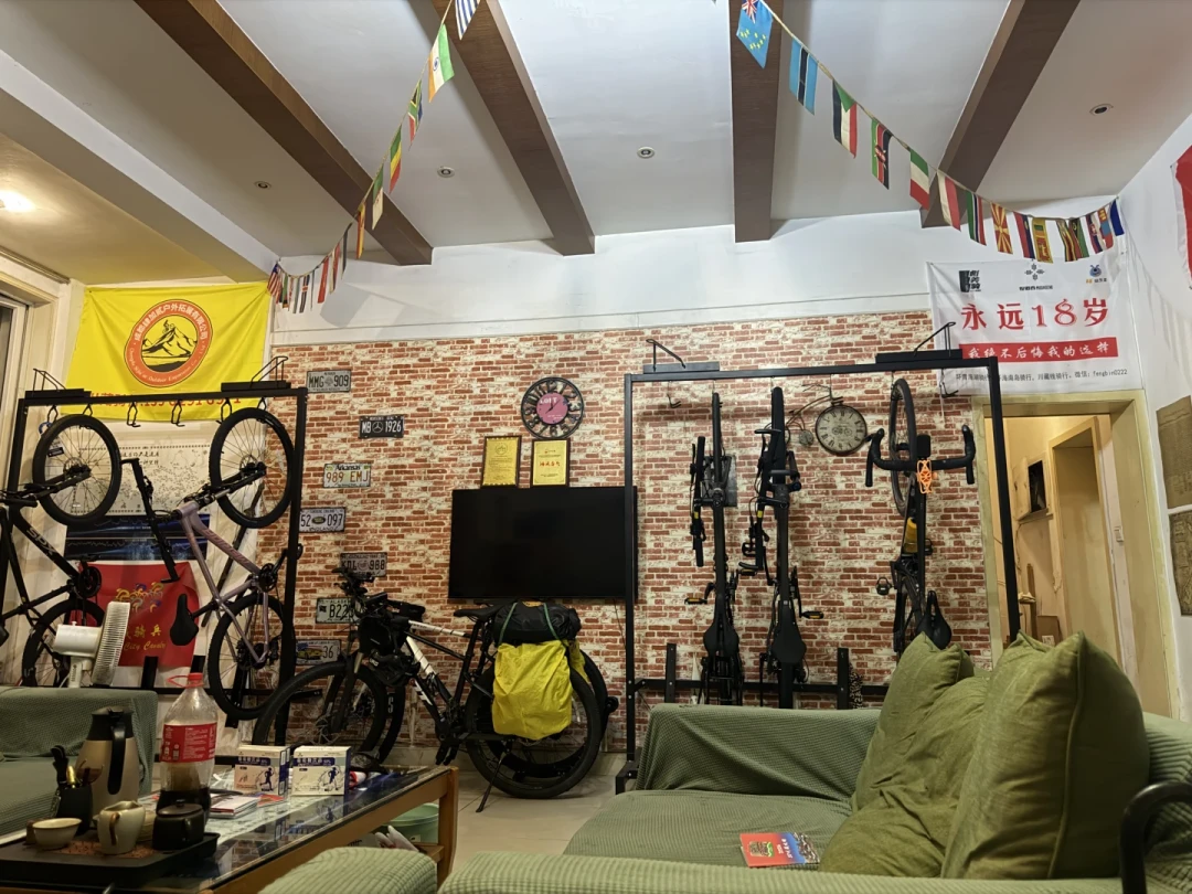 说“12天骑完318”的组队帖天天在,骑完的人晒出的是2200公里和22天:国庆骑美利达进藏前,先把租、寄、买三笔账对完