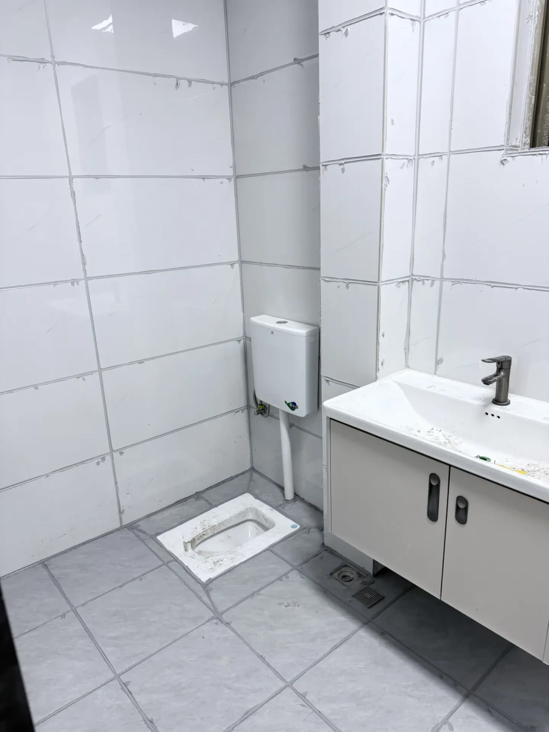 一半晒「78平全屋2580、砖缝隐形质感拉满」，一半哭「137平报五六千、做完半年照样发黑」：翻完4平台上百条美缝晒价帖、翻车帖和那栋1.27万赞的智商税争论楼，我把按米对按平方的换算法、五种材料的分界线、四档真实花销和清缝开工前必问的5句话理清了