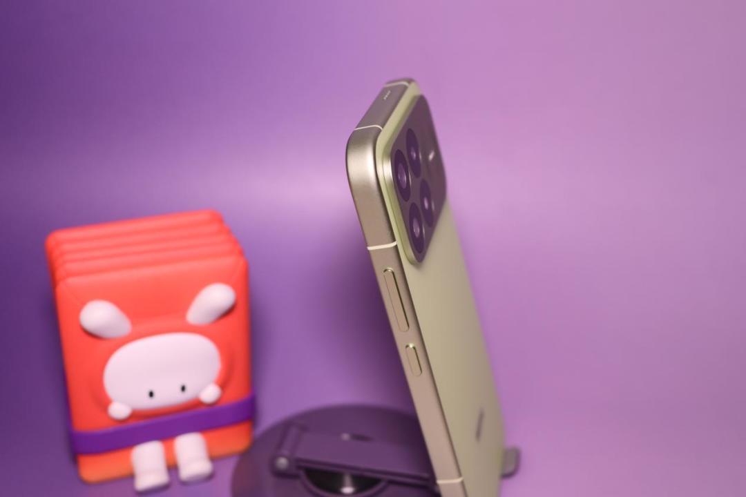 首销满月后的红米K100Pro:刷淘宝锁60Hz、亮屏时长吵成两派,机主先把吐槽分进四个抽屉再谈留调等卖