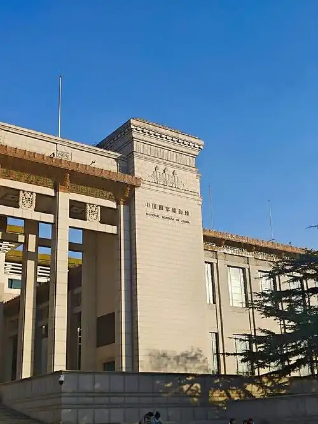 免费票被黄牛卖到238元、「博物馆恢复收门票」吵出1238条评论:三星堆72元照样人挤人、陕历博100元直通本馆——人民网调查和十几个收费/免费实例我全核了,国庆看展前先算清收费与抢免票的三本账