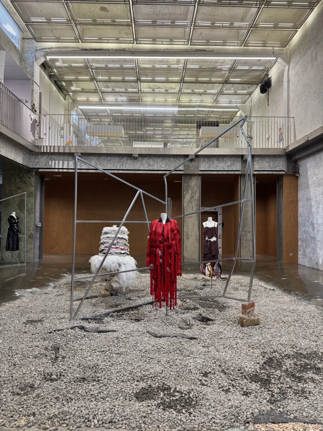 川久保玲展倒计时23天:免费免预约,但三个展的闭展日不同步、口碑掐成两派——谁该冲谁该绕,我一次排平