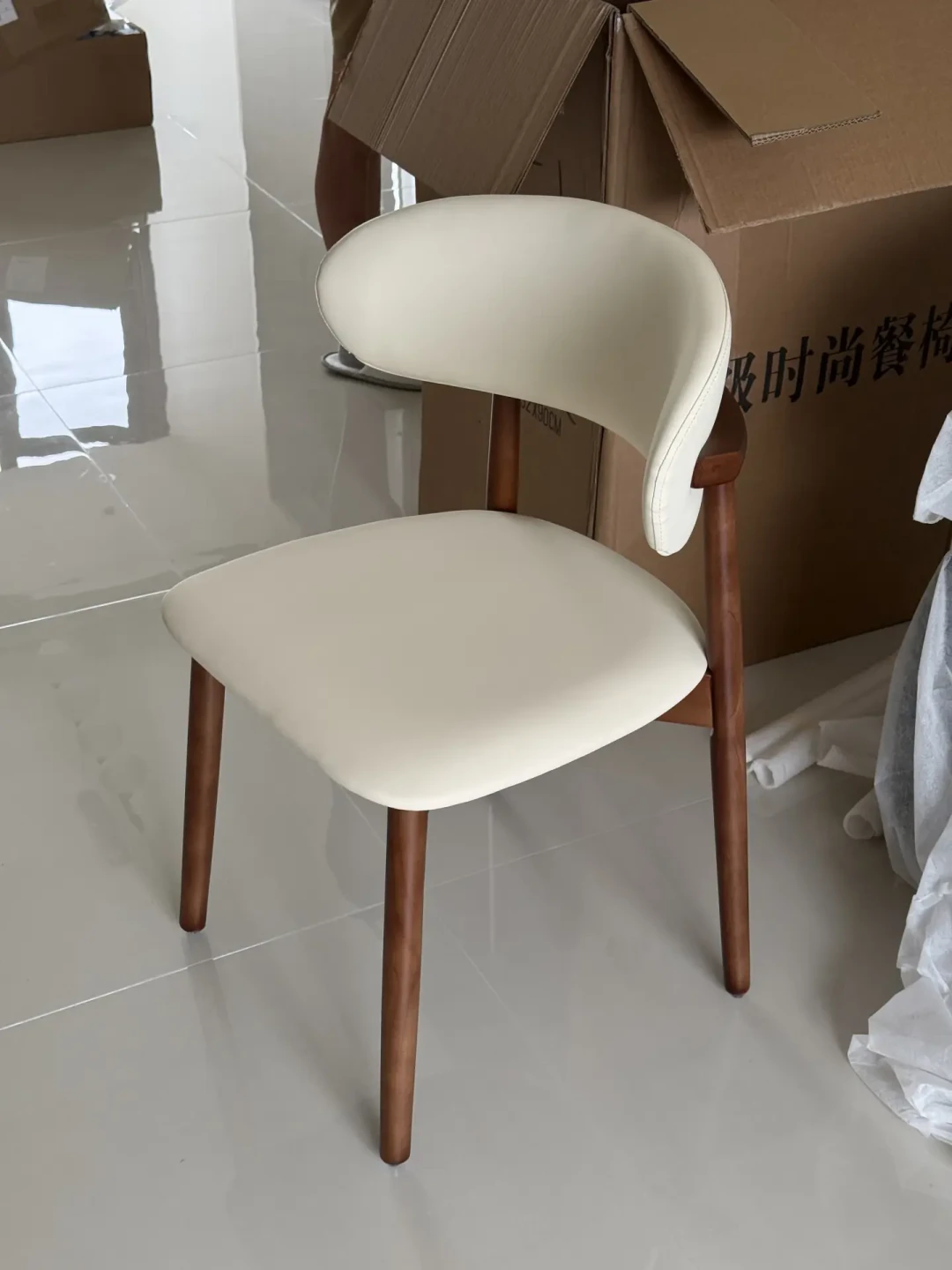 四把椅子两千块？我把源氏木语的30多条椅子帖对完：舒服不看价签，结实看椅背那一截是不是整根