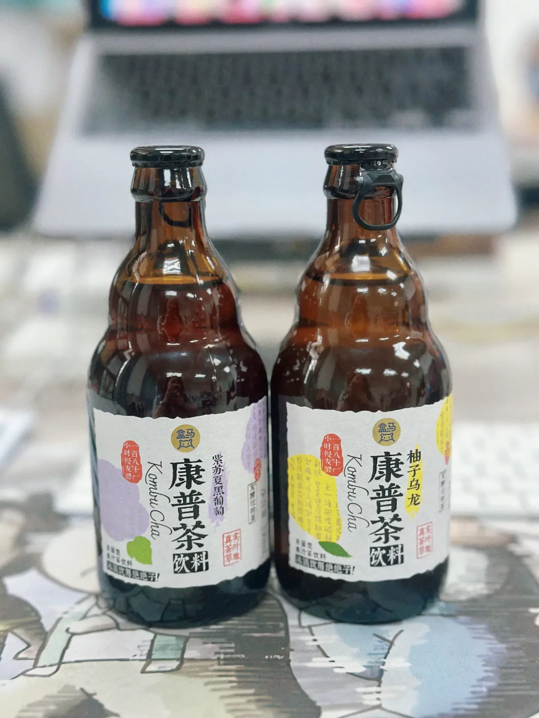 山姆9.6把奶奶的红茶菌请回货架、评论区为“齁甜”开战:一边是“饮料卖不动”、一边是下架前囤13箱——对完活菌/杀菌/勾兑的瓶身三流派字典、4.6克到11克的糖账、二发的微量酒精暗雷和6块9到45块的价梯,今秋这杯酸茶怎么喝,理清了