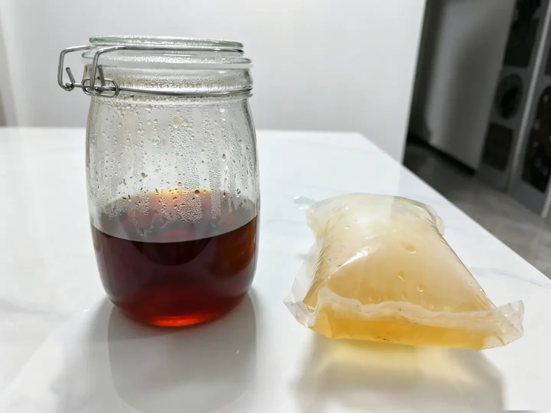 山姆9.6把奶奶的红茶菌请回货架、评论区为“齁甜”开战:一边是“饮料卖不动”、一边是下架前囤13箱——对完活菌/杀菌/勾兑的瓶身三流派字典、4.6克到11克的糖账、二发的微量酒精暗雷和6块9到45块的价梯,今秋这杯酸茶怎么喝,理清了