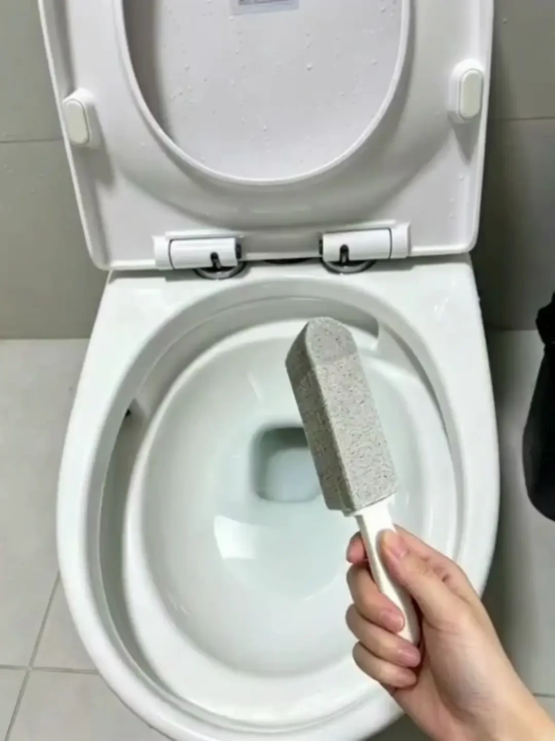 马桶水位线一圈黄垢刷不掉?别急着倒草酸,更别拿钢丝球刷:先分清尿垢还是霉圈,再排掉存水上酸,才决定用柠檬酸、洁厕灵还是浮石