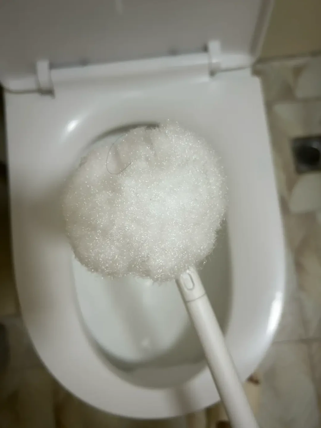 马桶水位线一圈黄垢刷不掉?别急着倒草酸,更别拿钢丝球刷:先分清尿垢还是霉圈,再排掉存水上酸,才决定用柠檬酸、洁厕灵还是浮石