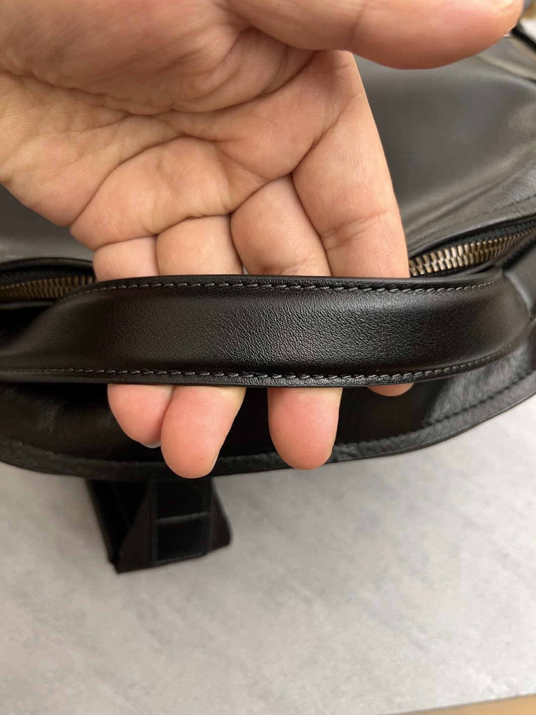 13年服役只破一个洞,新买一年就烂穿面料:21条TUMI真实服役帖对完账,双11前老包换不换一目了然