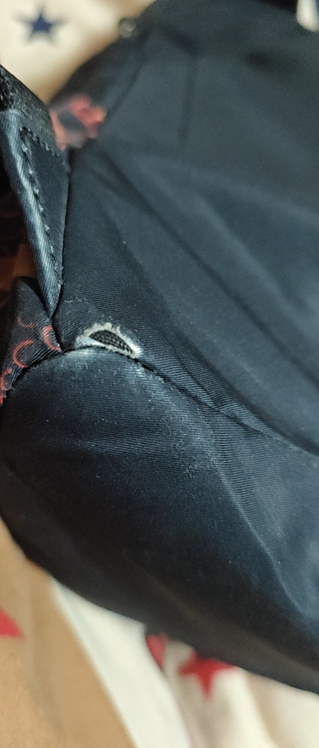 13年服役只破一个洞,新买一年就烂穿面料:21条TUMI真实服役帖对完账,双11前老包换不换一目了然