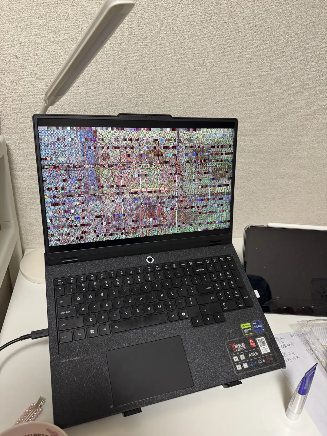 OLED笔电从8499铺到29999:翻完今年这波烧屏投诉,先把「残影」分3类,再看你要不要为OLED版补差价