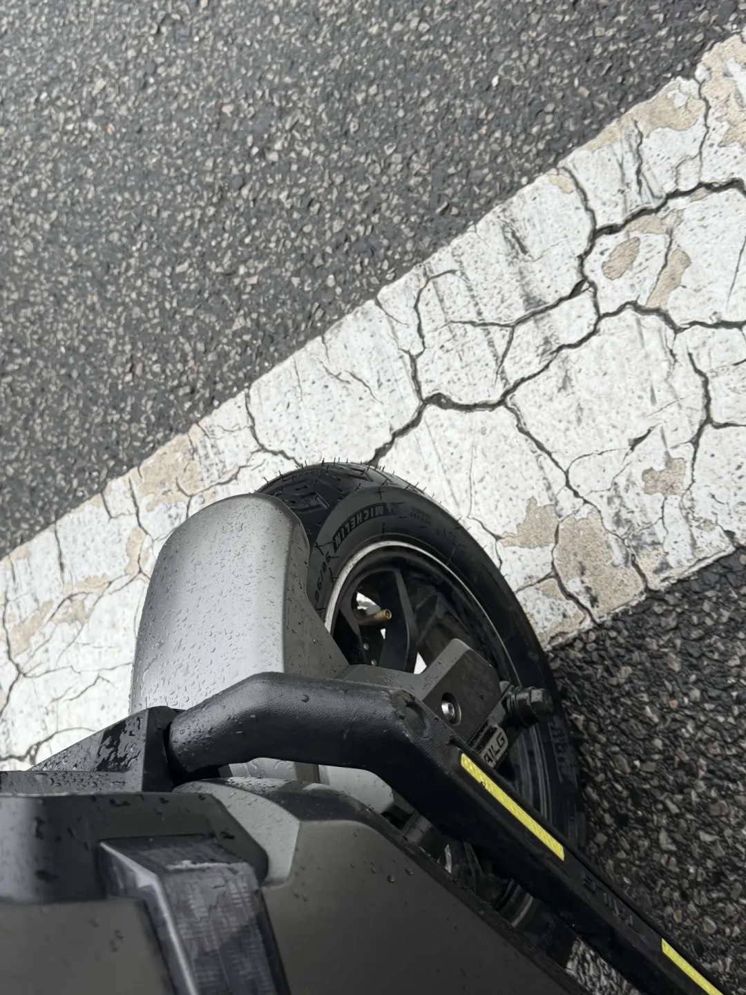 “台铃雨天打滑”是真是假:对完7篇真实摔车帖、16万播放TCS实测和600多条评论,掏钱前先去看胎壁上那行字