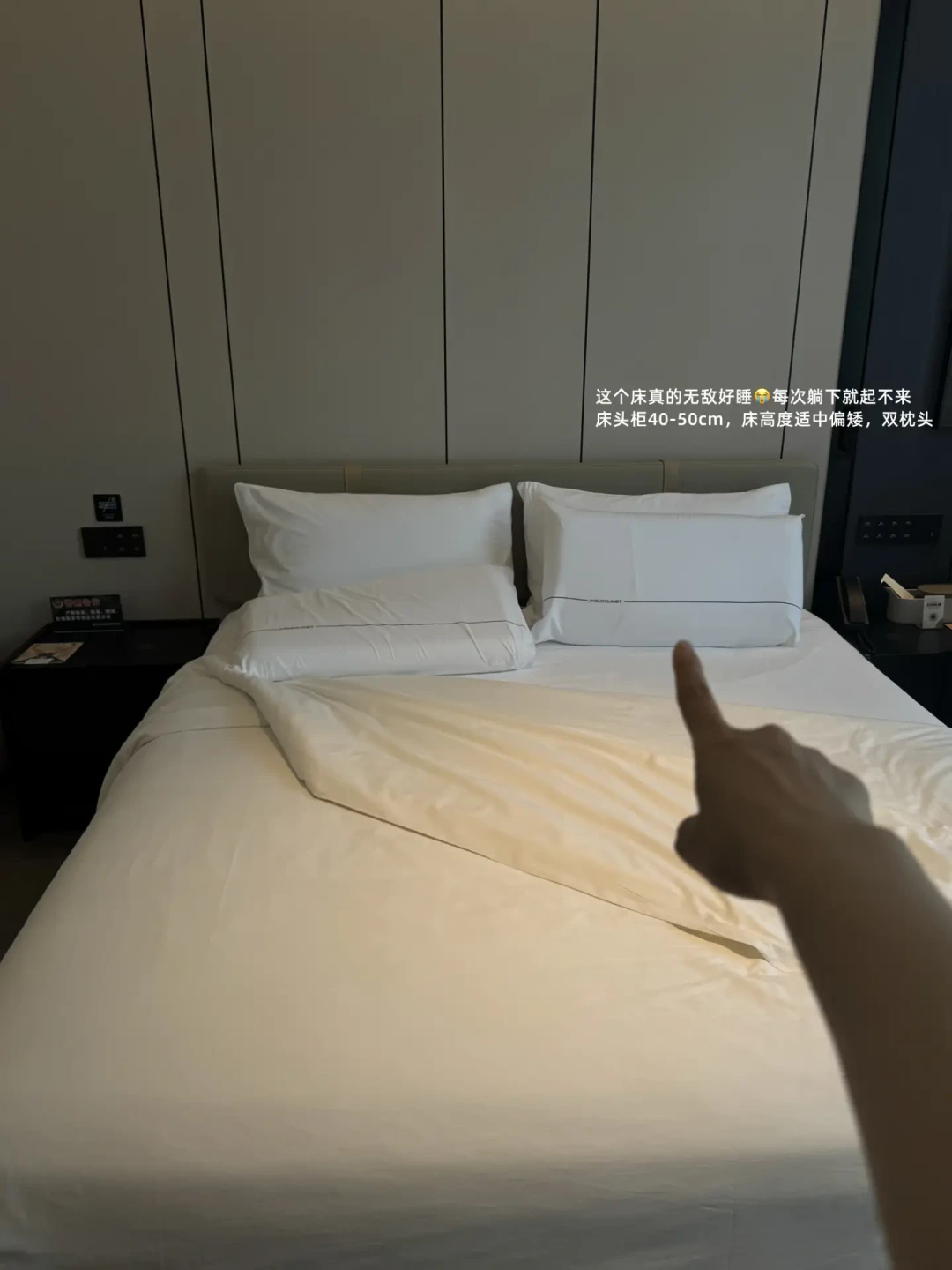 亚朵的大堂开始摆展柜了:对完零售只差主业1.5亿的财报、追着财报上线的广告片和客房里那个「酒店专供」,这次住亚朵该怎么办,我一次说清
