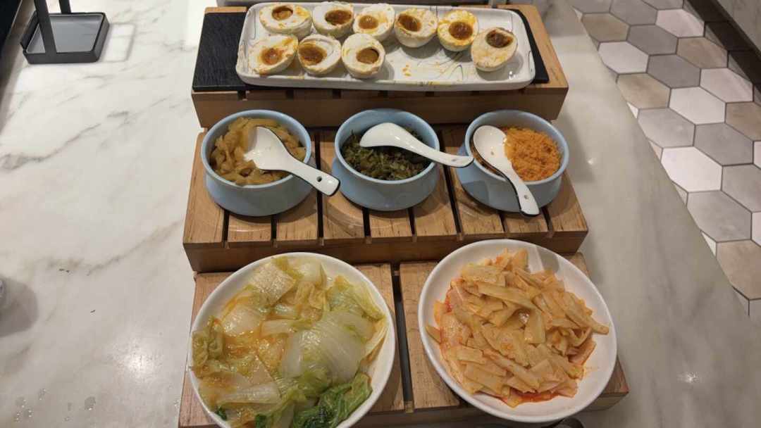 亚朵那碗免费深夜粥被骂上「剩饭大杂烩」:对完452条评论之争、21:30-23:00的官方口径、8座城市的菜单实录和「有的给有的不给」的铂金夜宵,国庆晚到的人该不该指望它,我一次摆清