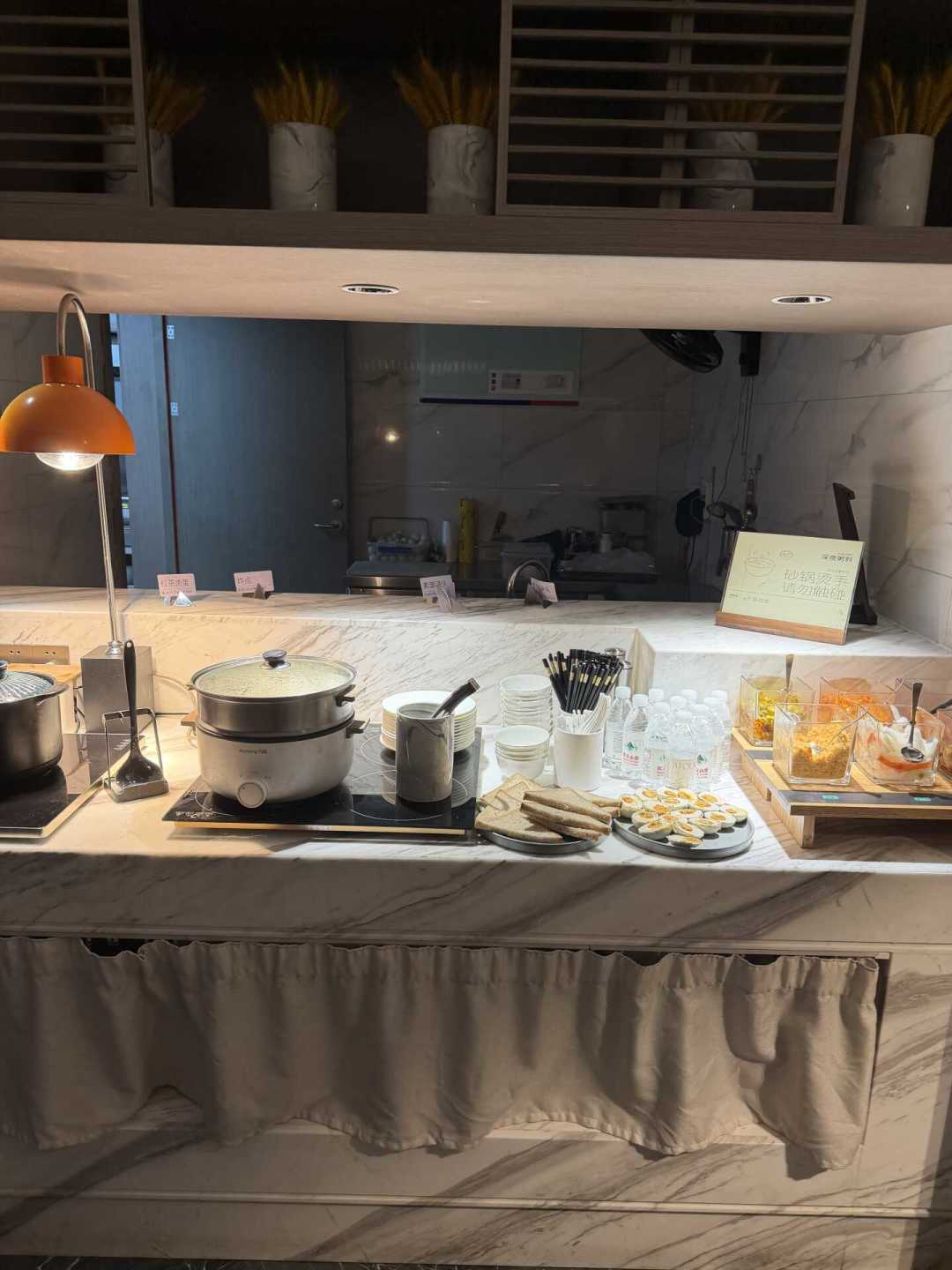 亚朵那碗免费深夜粥被骂上「剩饭大杂烩」:对完452条评论之争、21:30-23:00的官方口径、8座城市的菜单实录和「有的给有的不给」的铂金夜宵,国庆晚到的人该不该指望它,我一次摆清