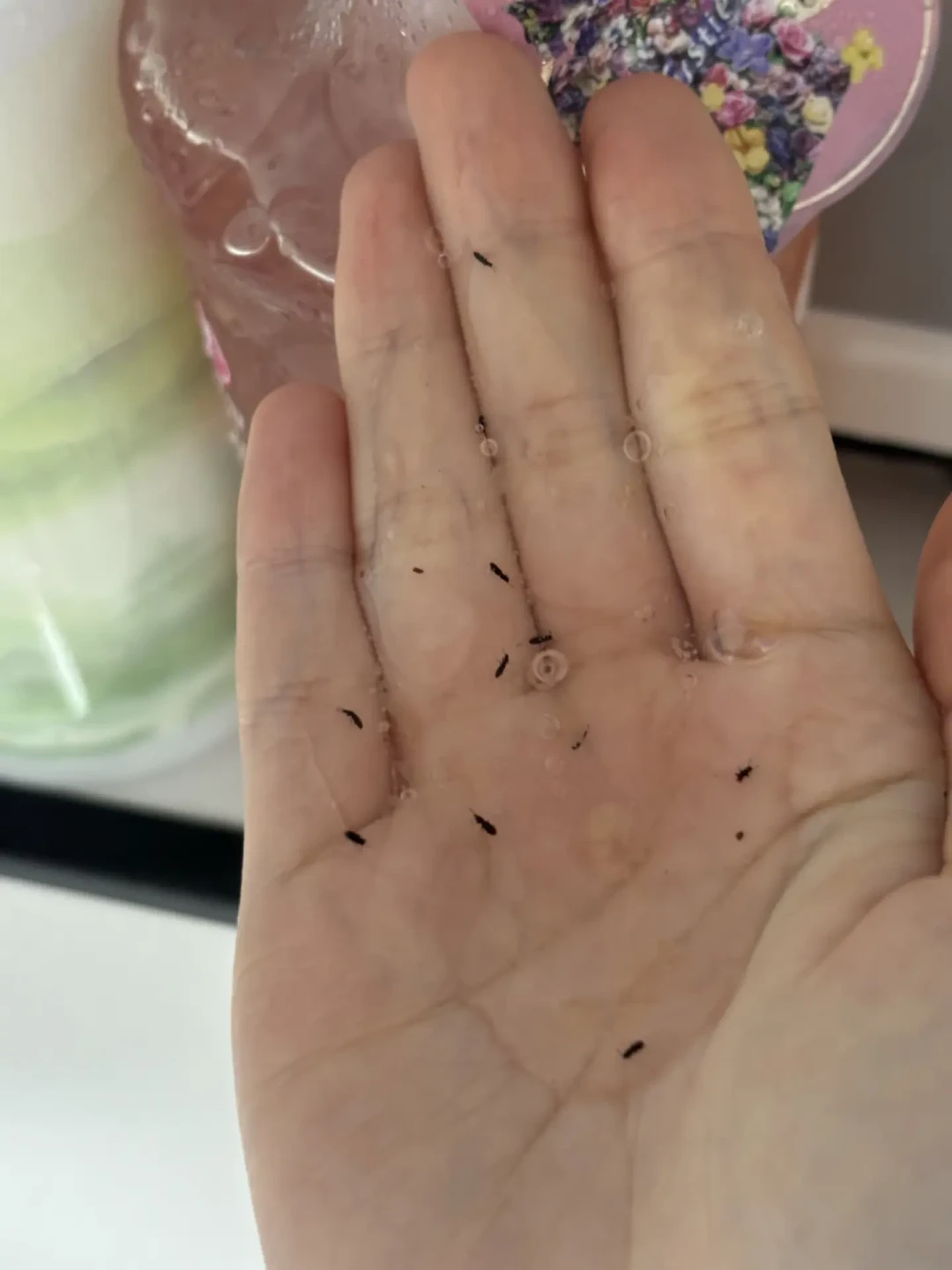 新拆封的洗发水挤出虫子:6个月至少6起公开投诉,“赔十倍”那套维权话术其实引错了法条
