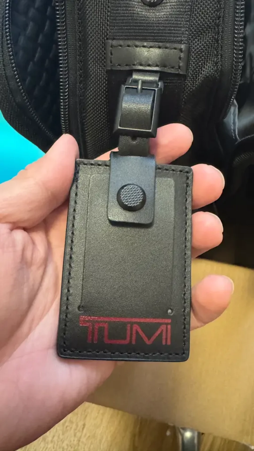 得物的「正品验证通过」,败给了官网的一个红感叹号:TUMI的验真体系其实断在两个地方,先验真再开心
