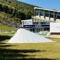 囤完住滑才轮到雪服：对完11家雪场9.13早鸟日历、一家98全套租赁店的475条评论和98-999站内价表，入秋这三层里两层能直接进雪场，崩的那一层跟面料没关系