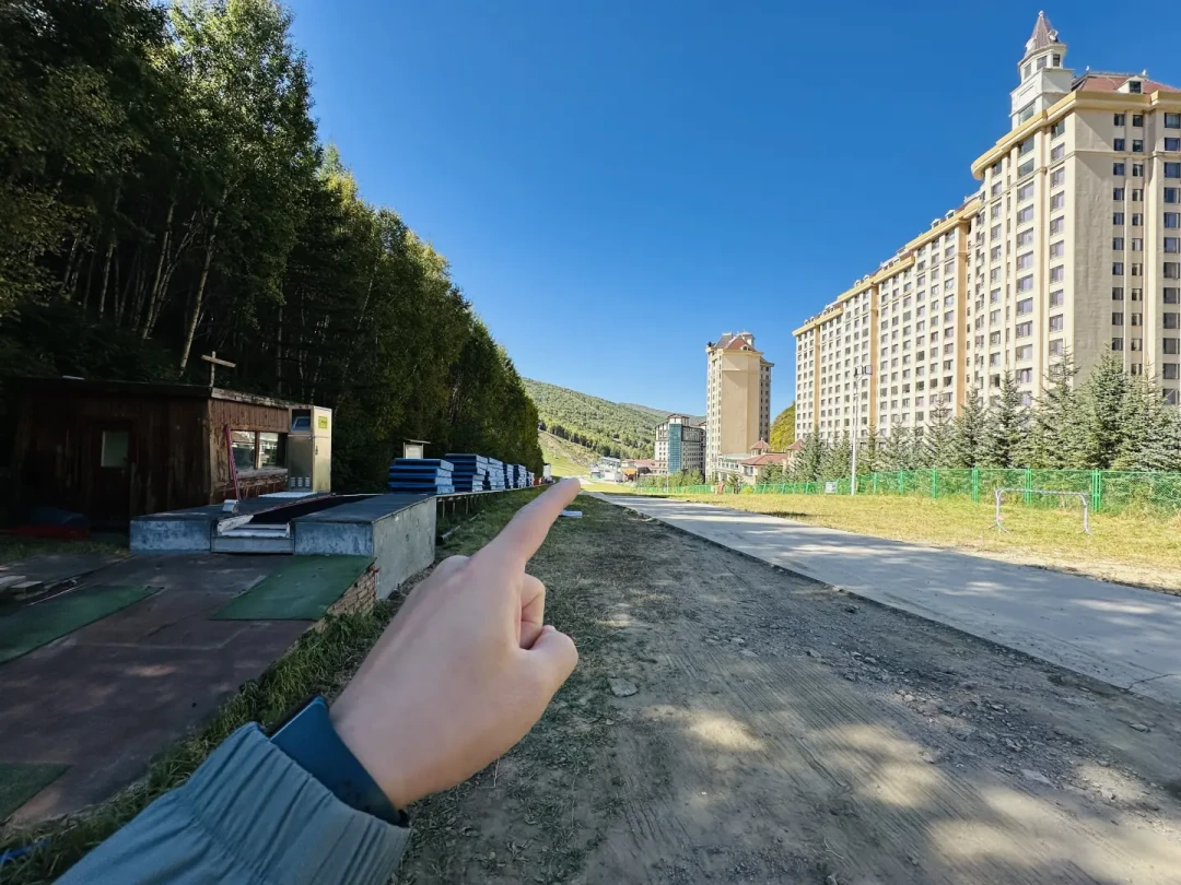 囤完住滑才轮到雪服:对完11家雪场9.13早鸟日历、一家98全套租赁店的475条评论和98-999站内价表,入秋这三层里两层能直接进雪场,崩的那一层跟面料没关系