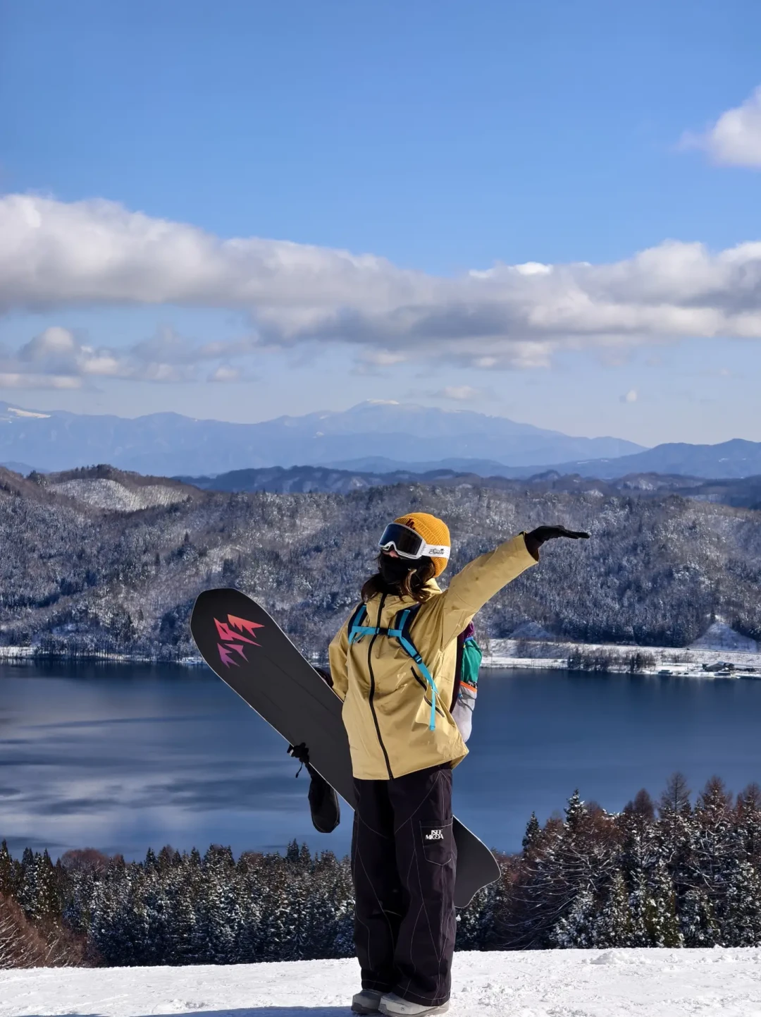 囤完住滑才轮到雪服:对完11家雪场9.13早鸟日历、一家98全套租赁店的475条评论和98-999站内价表,入秋这三层里两层能直接进雪场,崩的那一层跟面料没关系