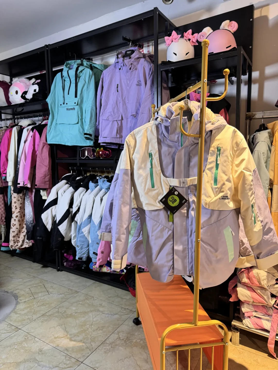 囤完住滑才轮到雪服:对完11家雪场9.13早鸟日历、一家98全套租赁店的475条评论和98-999站内价表,入秋这三层里两层能直接进雪场,崩的那一层跟面料没关系