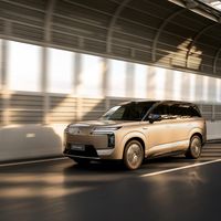 「2027固态装车」刷屏那晚，先别急着撤腾势的单：拆开千台、仰望、2030这三个数，等不等就不是问题