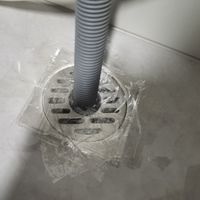晚上更臭、下雨刮风天反味、蛾蠓还打不完：9月中旬反味高峰还在出新帖——翻完GB50015水封国标、小苏打+白醋的中和反应真相和四个平台几百条评论，让你臭的不是管子脏，是弯管里那两指高的水干了或被抽走了，报师傅前先查这四处，最便宜的修法花0元