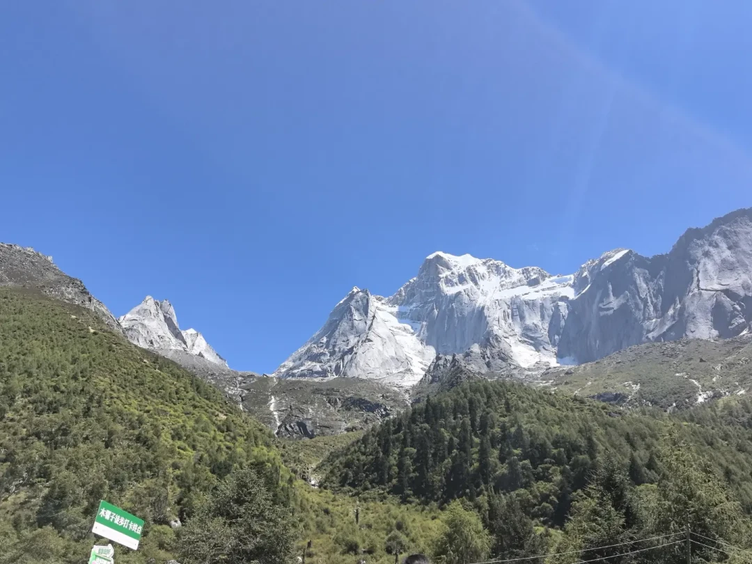 川西首场秋雪提前半个多月:国庆徒步的穿搭帖先扔三类,再改四层