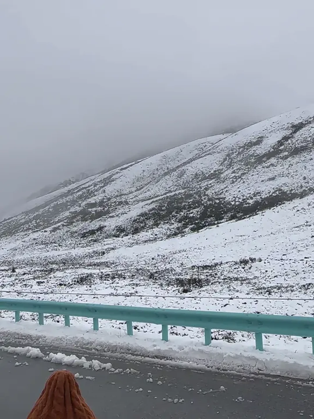 川西首场秋雪提前半个多月:国庆徒步的穿搭帖先扔三类,再改四层