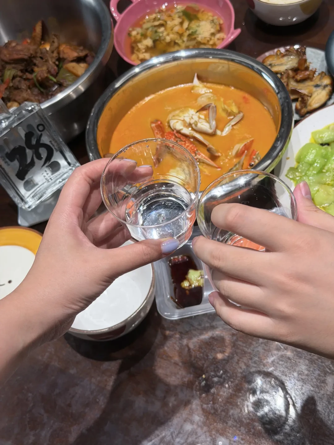 高洲开始卖28度的酒了:翻完上新记录和低度酒数据,这瓶是给中秋桌上小辈的,不是给你的