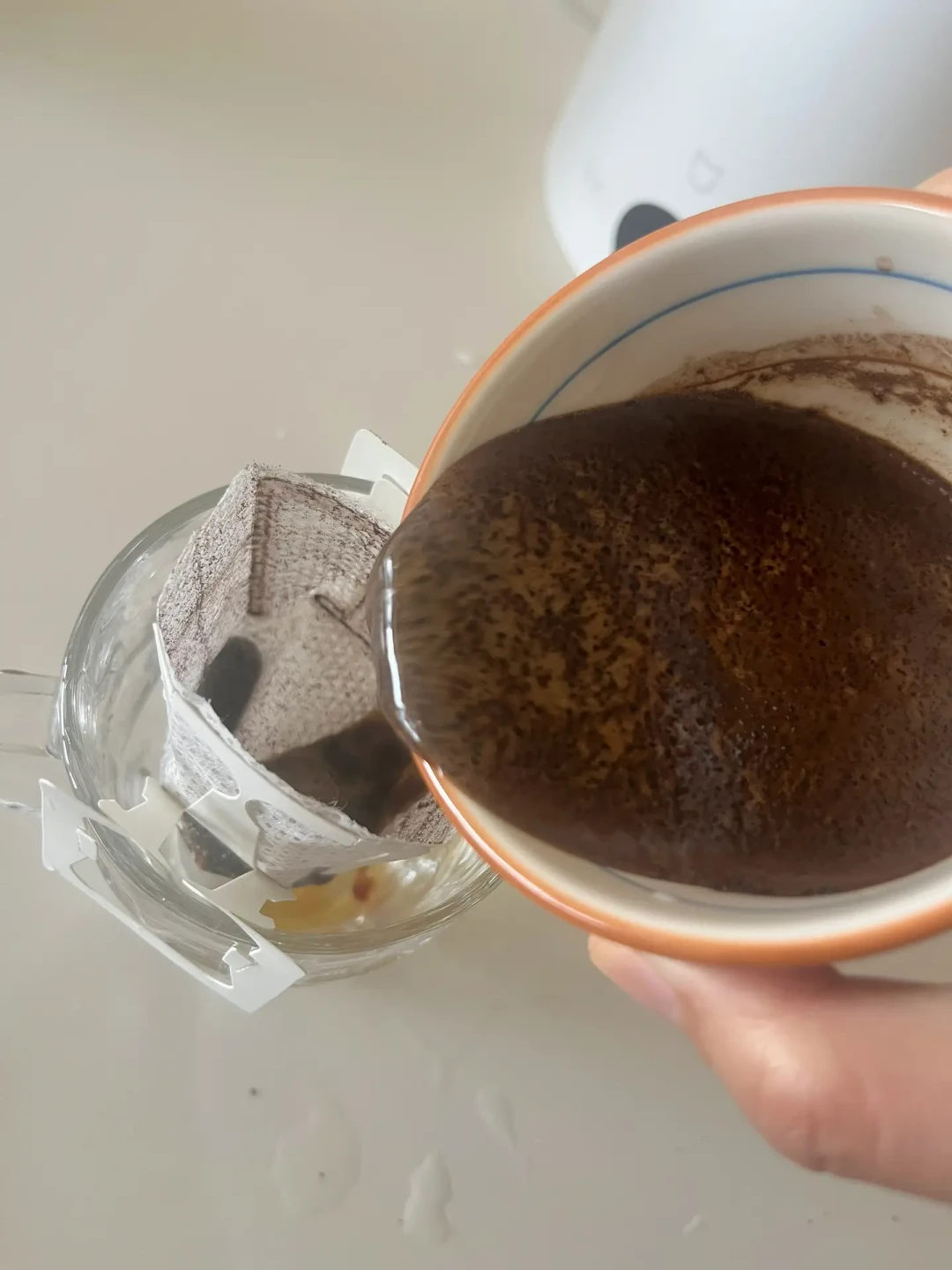 别急着倒奶：挂耳做秋天第一杯热拿铁，发水、堵袋、分层，是同一笔总液体账