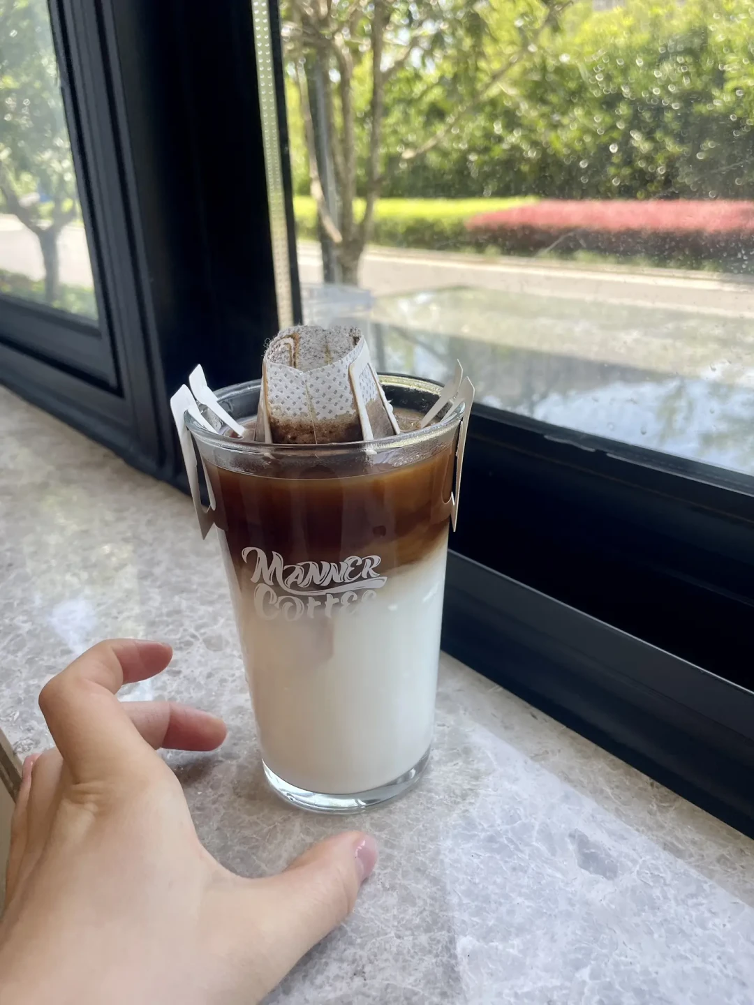 别急着倒奶：挂耳做秋天第一杯热拿铁，发水、堵袋、分层，是同一笔总液体账