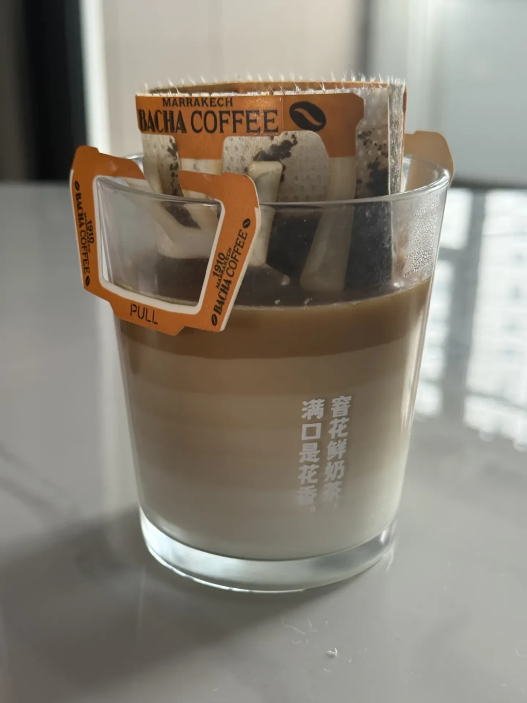 别急着倒奶：挂耳做秋天第一杯热拿铁，发水、堵袋、分层，是同一笔总液体账