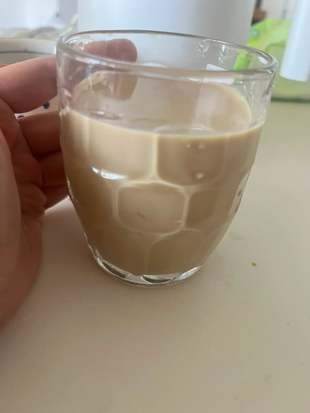 别急着倒奶：挂耳做秋天第一杯热拿铁，发水、堵袋、分层，是同一笔总液体账