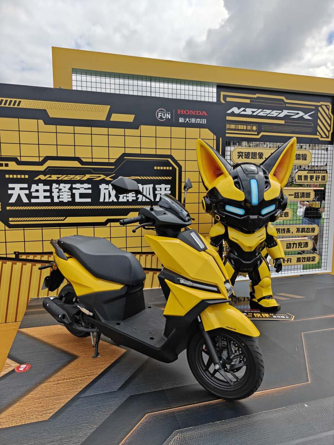高达联名版开抢:9980元比ABS版贵一千,店员口径限量1000台,想下订的先把版花、交付、二手、上牌四本账对完