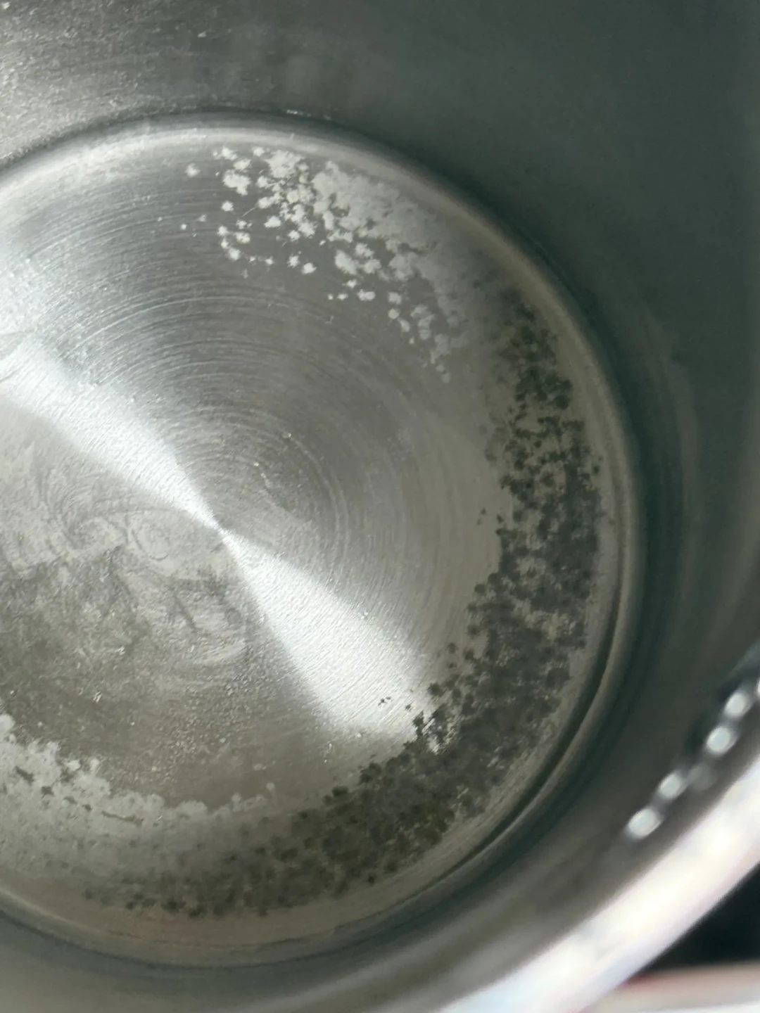 “所有人停止使用净水器”?双十一买净水器前,先看懂阻垢剂这盘棋:骨质疏松说法已被官方两次辟谣、中消协9月3日刚点名“制造健康焦虑”——翻完8篇模板帖、专家的剂量账和两个月新品话术,下单前值得核的是标签上四个数